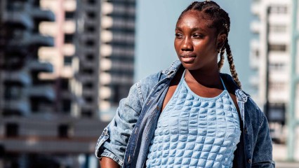 Femme qui regarde sur le côté