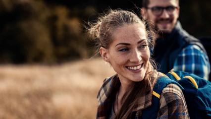 une femme et un homme regardant dans la même direction