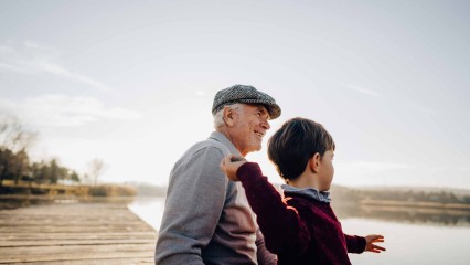 Un grand-père et son petit-fils au bord d'un étang