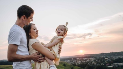 Couple avec une petite fille dans les bras