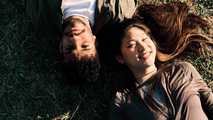 Couple allongé dans l'herbe