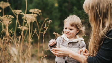 Petite fille et sa mère cueillant des fleurs des champs