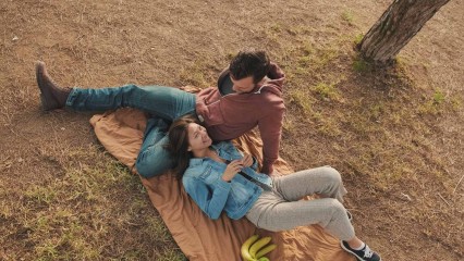 Couple allongé sur une serviette dehors