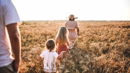 Famille avec enfants marchant dans un champ de blé