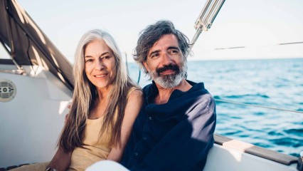 Couple de séniors en bateau