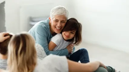 Une famille en train de rire tous ensemble
