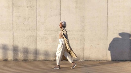 Femme qui marche au soleil