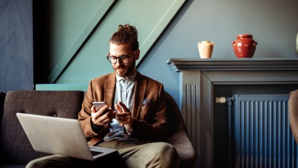 homme avec le téléphone
