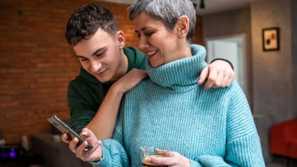 Femme et son fils en train de regarder un téléphone
