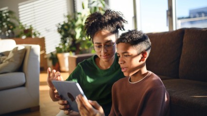 Deux jeunes face à une tablette