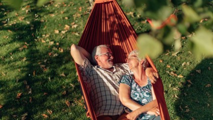 Couple de retraités dans un hamac