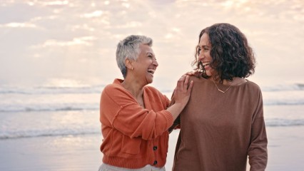 Femme âgée et sa fille devant la mer