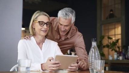 Couple de séniors en train de regarder sur leur tablette