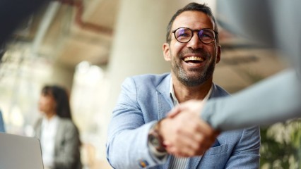 Homme serrant une poignée de main avec le sourire