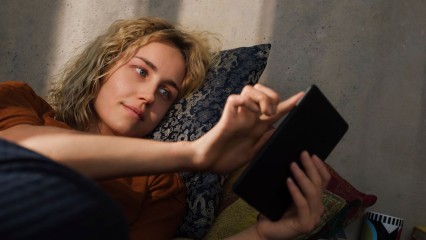 Femme allongée et regardant son smartphone