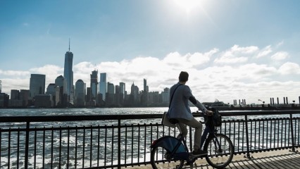 Homme en vélo face à la skyline