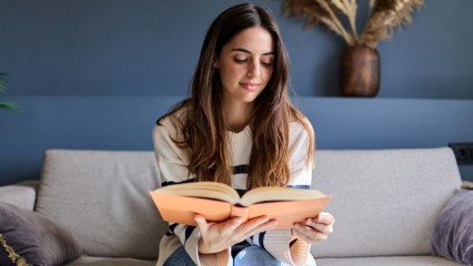 Jeune femme lisant un livre