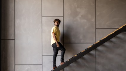 Homme montant un escalier