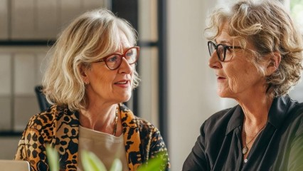 Deux femmes matures qui discutent