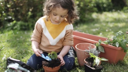 Petite fille faisant du jardinage