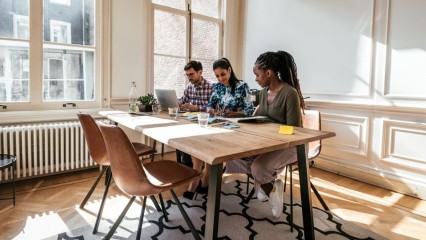 3 personnes autour d'une table