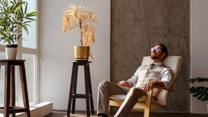 Homme souriant dans un fauteuil