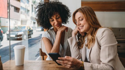 Deux femmes attablées ensemble dans un café