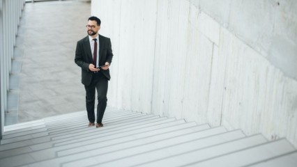 Homme en costume montant des escaliers