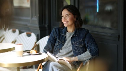 Femme à la terrasse d'un café