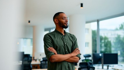 Homme debout dans un espace de bureaux lumineux