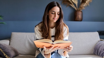 Femme en train de lire un livre