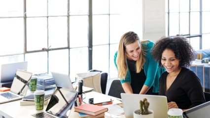 Deux femmes au bureau