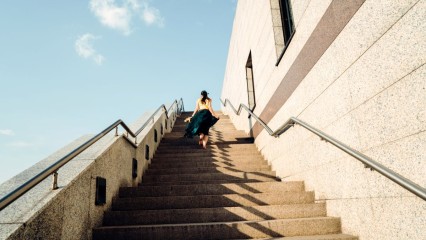 Femme qui monte un escalier