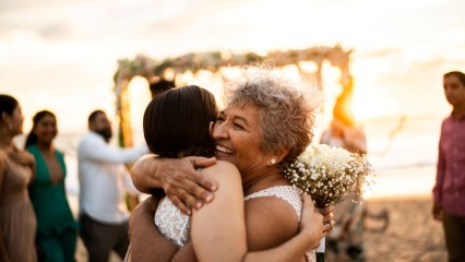 Femme qui serre sa fille dans ses bras le jour de son mariage 
