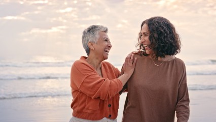 Femme mature et sa fille au bord de la mer