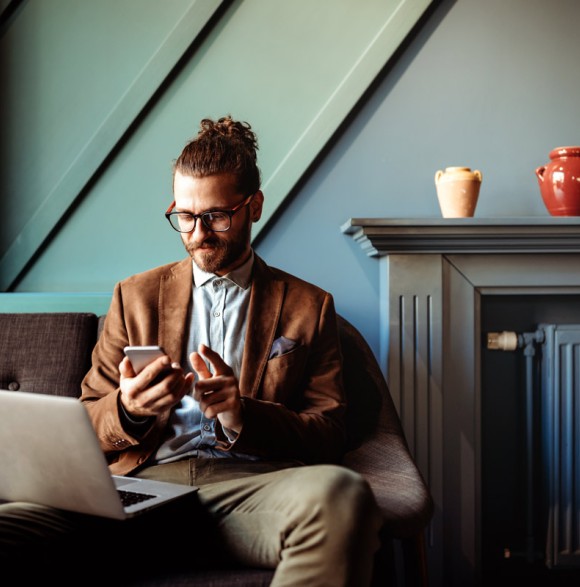 homme avec le téléphone