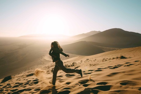 Femme qui court dans le sable