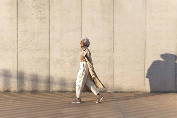 Femme qui marche au soleil